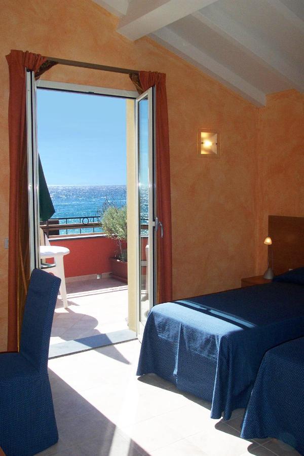 Acqua Di Mare Bed & Breakfast Бордихера Екстериор снимка